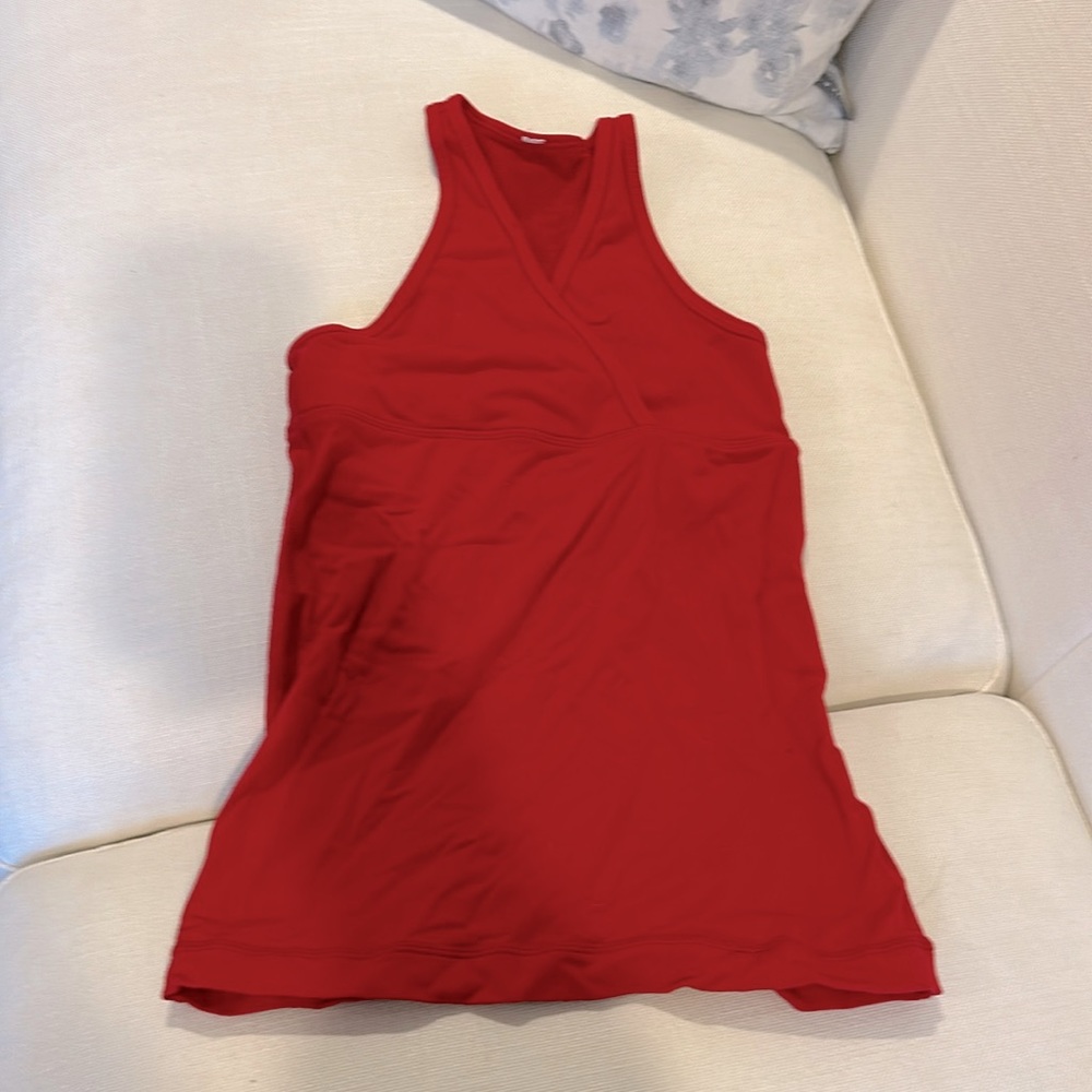 Lululemon workout top w built in bra